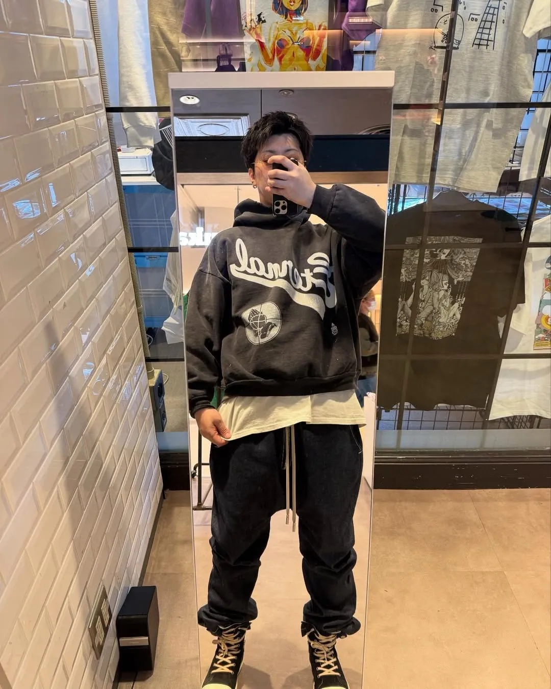 SAINT Mxxxxxx × FEAR OF GOD FG_HOODIE/SNT OF GOD/BLK FOG joint model ETERNAL praying crosshair distressed hoodie. Washed black S-XL. This season's popular super popular joint model. The original version is the same. Thin spring and summer fabrics. The upper body is comfortable. The BOXY version of the short fat wide shoulder line. Fashion darling wears it with a high-end feel. Heavy washing and water fading technology. The horse is repositioned. Excessive wear and damage graffiti treatment. Correct version FOG joint main mark/wash mark/little angel mark